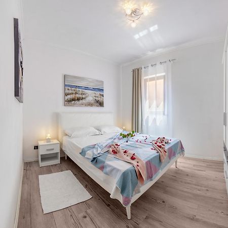 Charming House On The Beach And Deluxe Apartment Πούλα Δωμάτιο φωτογραφία