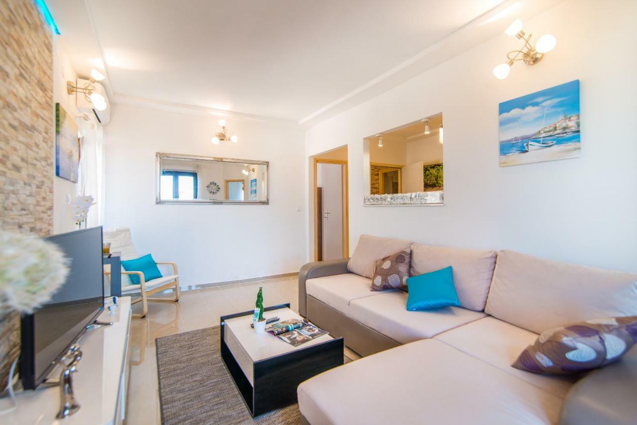 Charming House On The Beach And Deluxe Apartment Πούλα Εξωτερικό φωτογραφία